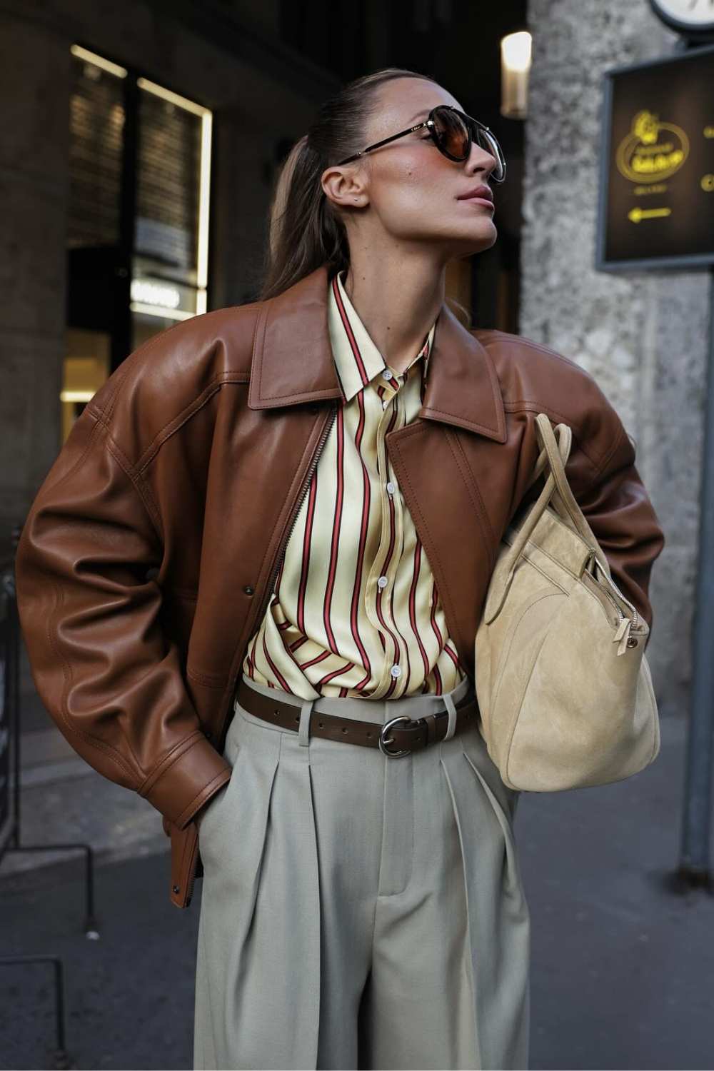 Cognac Lederjacke mit gestreiftem Seidenhemd und grauer Hose