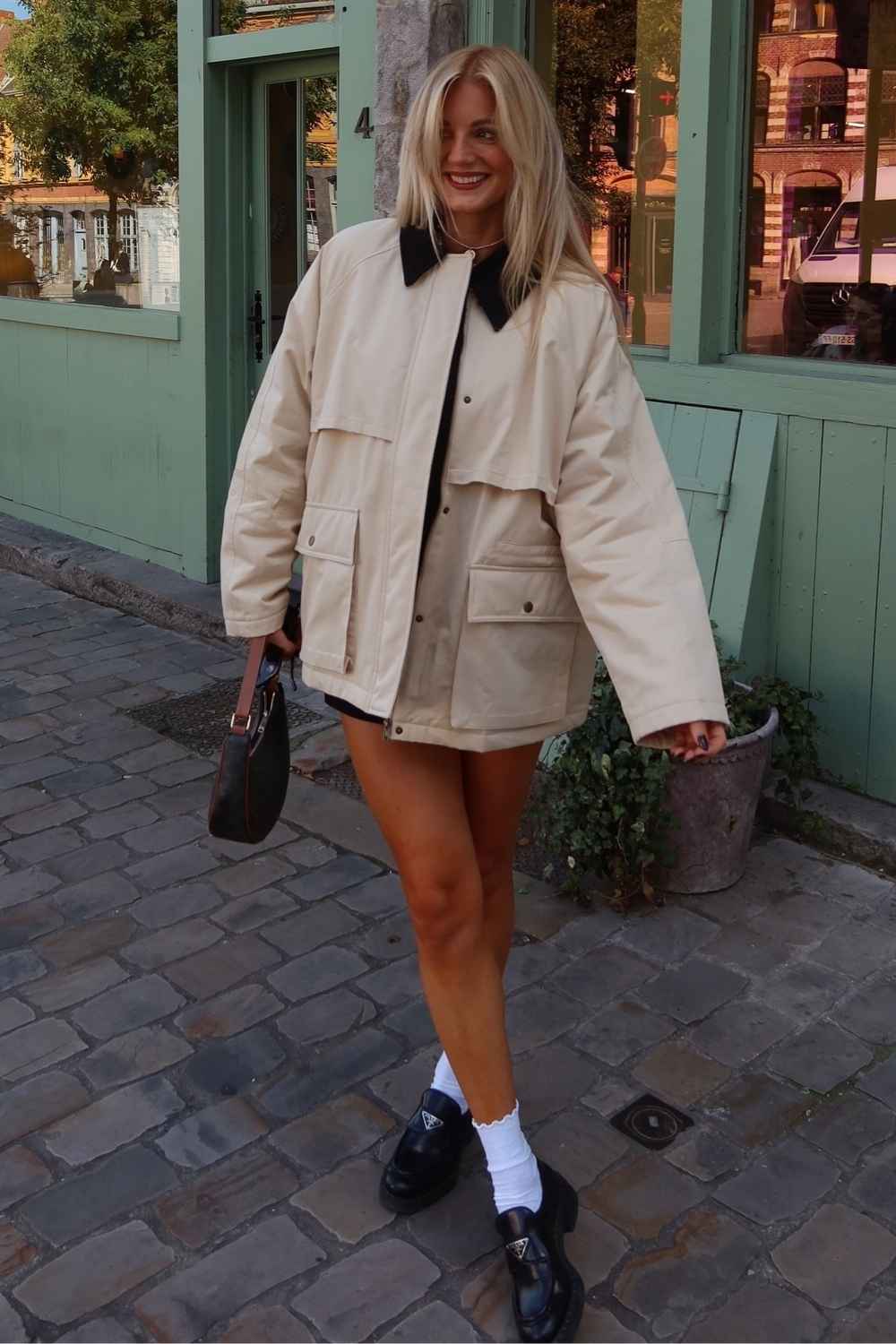 Cremefarbene Barn Jacket mit schwarzen Loafern und weissen Socken