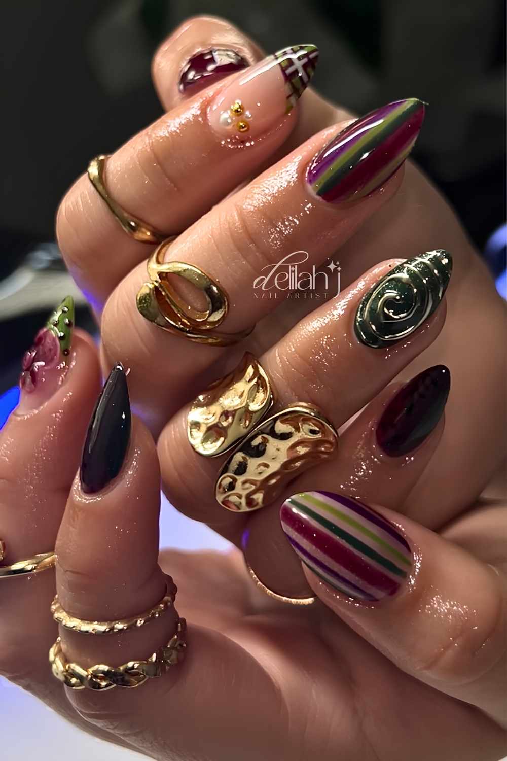 Dunkelgruene und burgundy mani mit streifen und karo