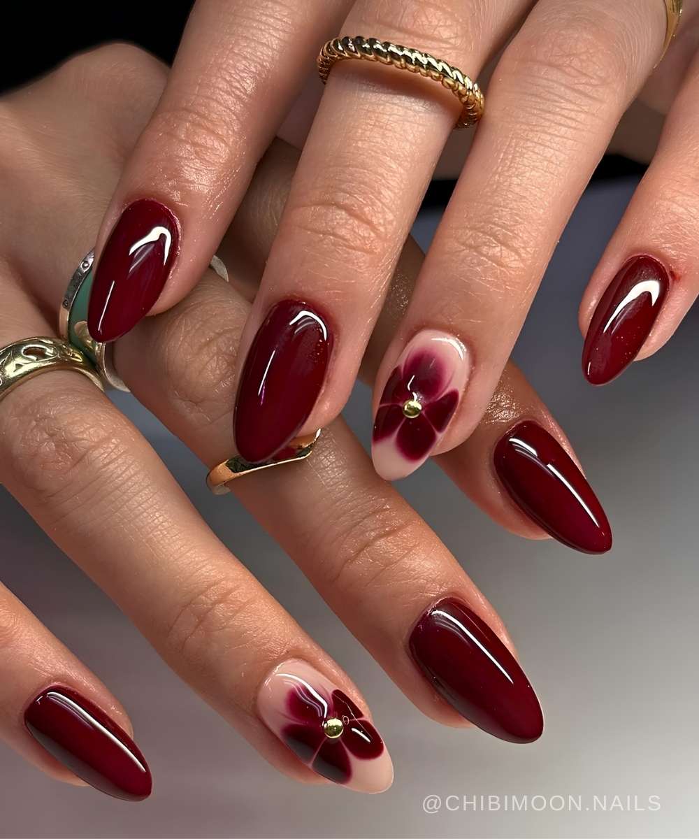 Dunkelrote Mani mit Blooming Gel Blumen