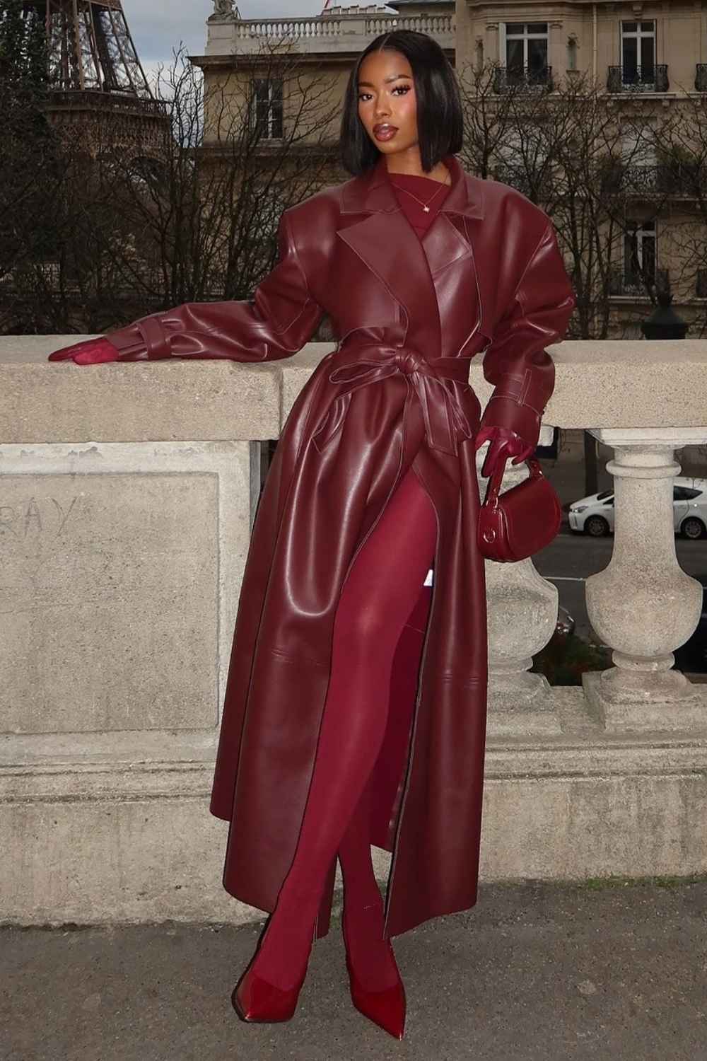 Dunkelroter Leder Trenchcoat mit passender Strumpfhose