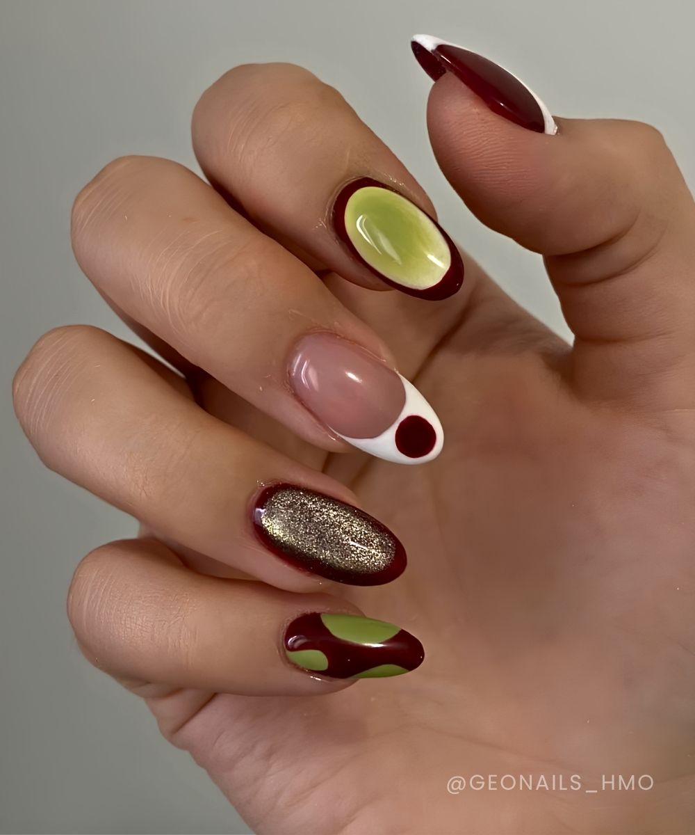 Dunkle burgundy und gruene mix and match mani