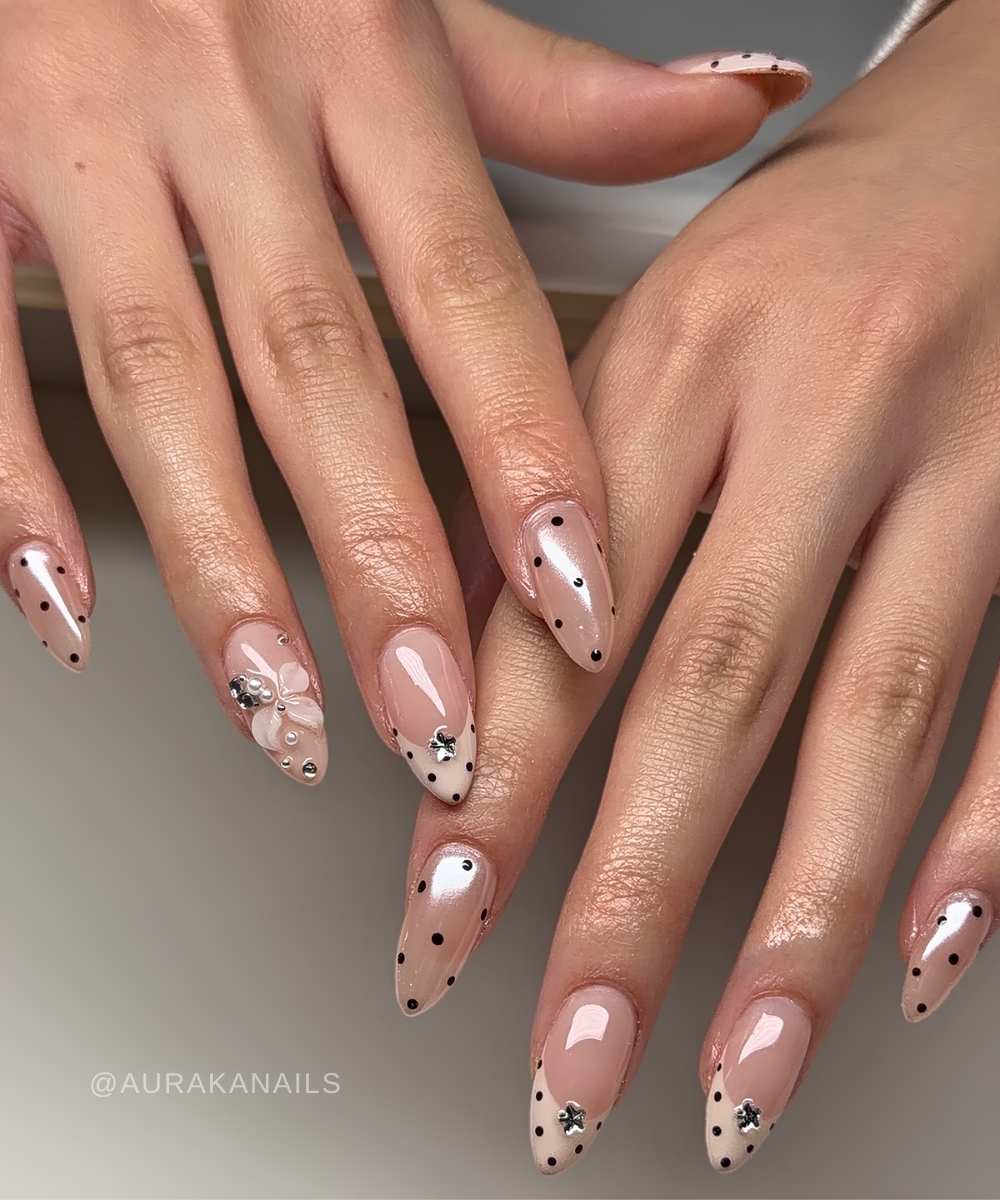Glazed beige French Naegel mit Punkten und Blumen
