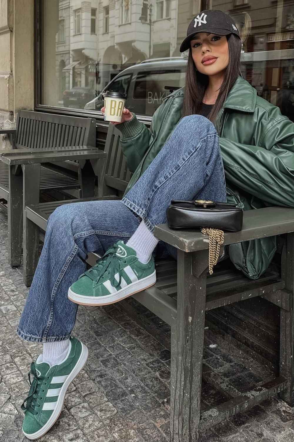 Gruene Lederjacke mit Jeans und gruenen Sneakern