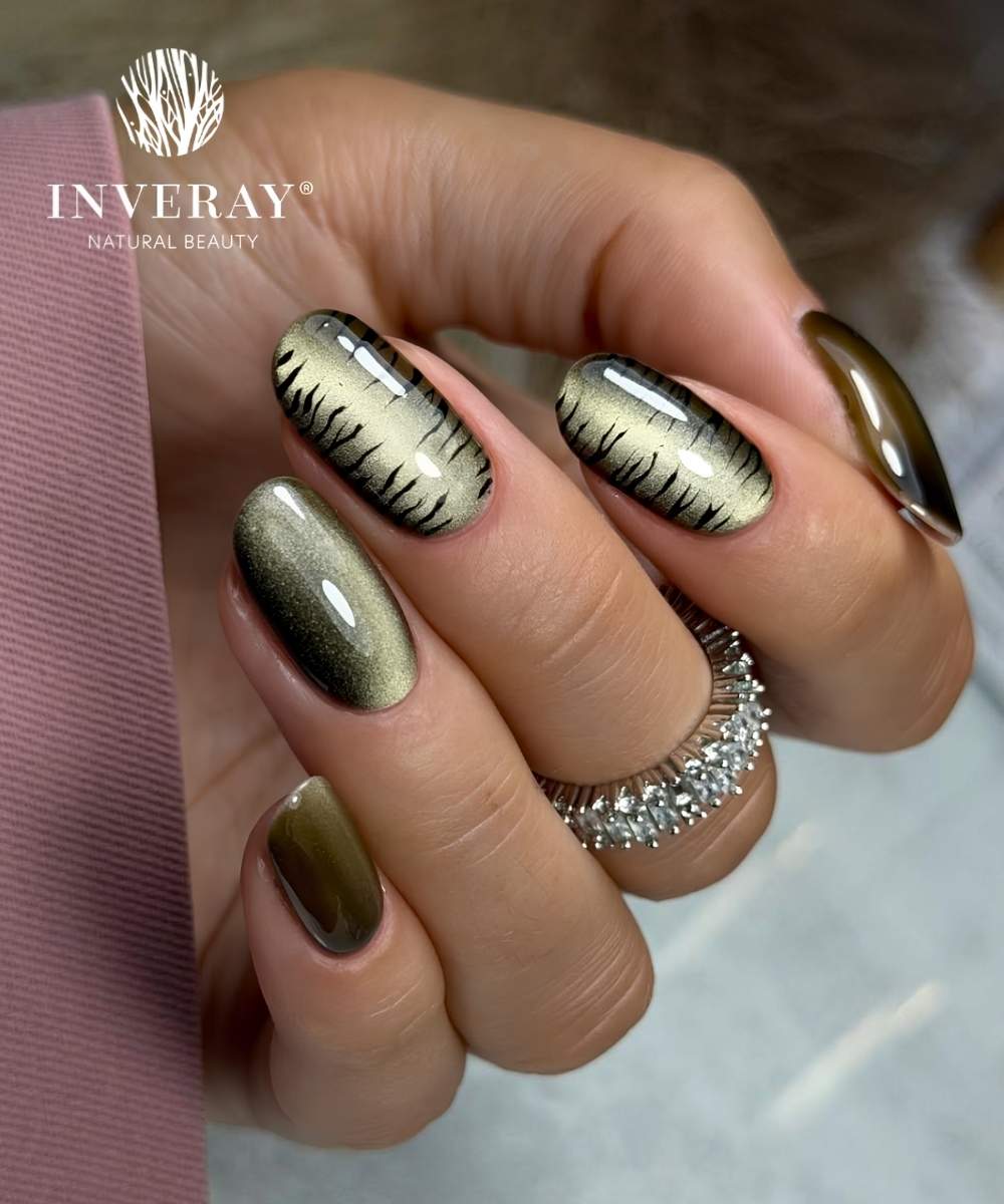 Gruene cat eye naegel mit tiermuster