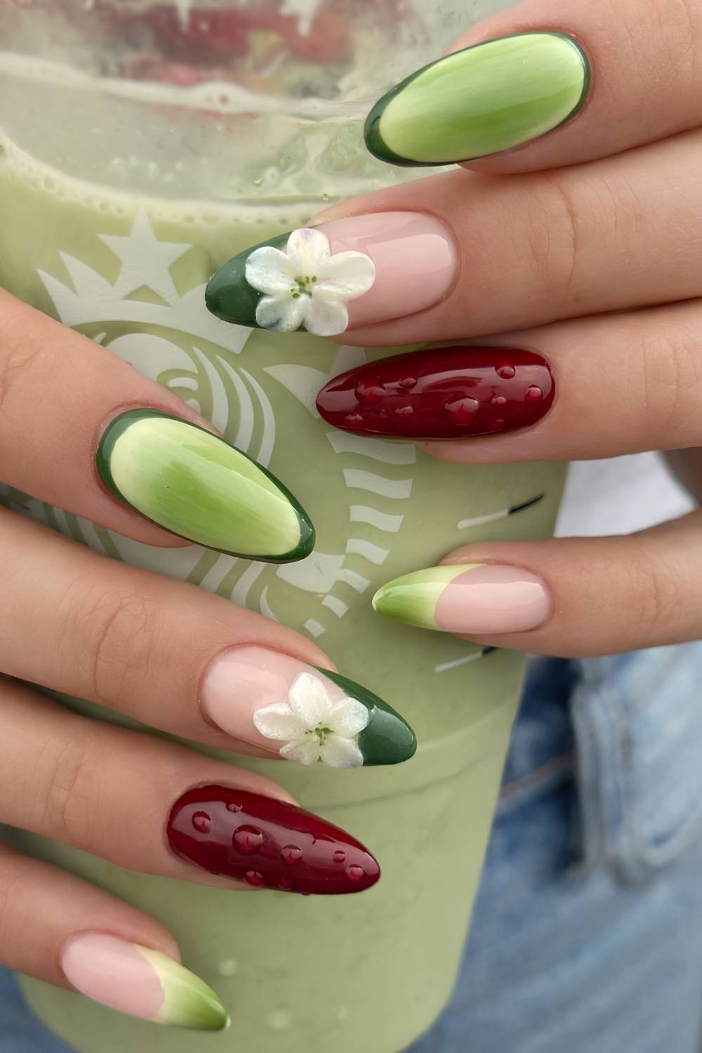 Gruene naegel mit burgundy und blumen akzenten