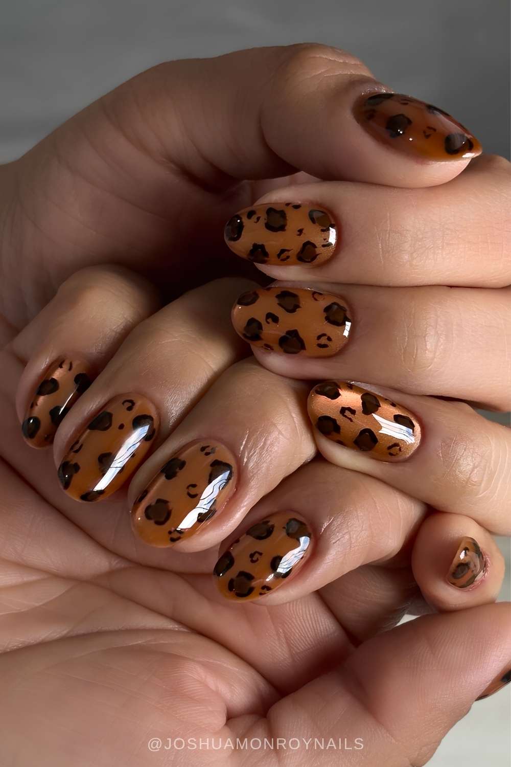 Karamellbraune cat eye naegel mit leopardenmuster
