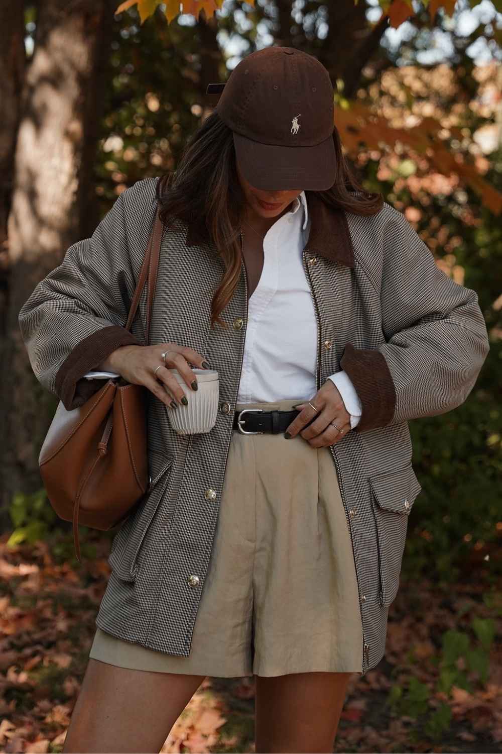 Karierte Barn Jacket mit weissem Hemd und Shorts