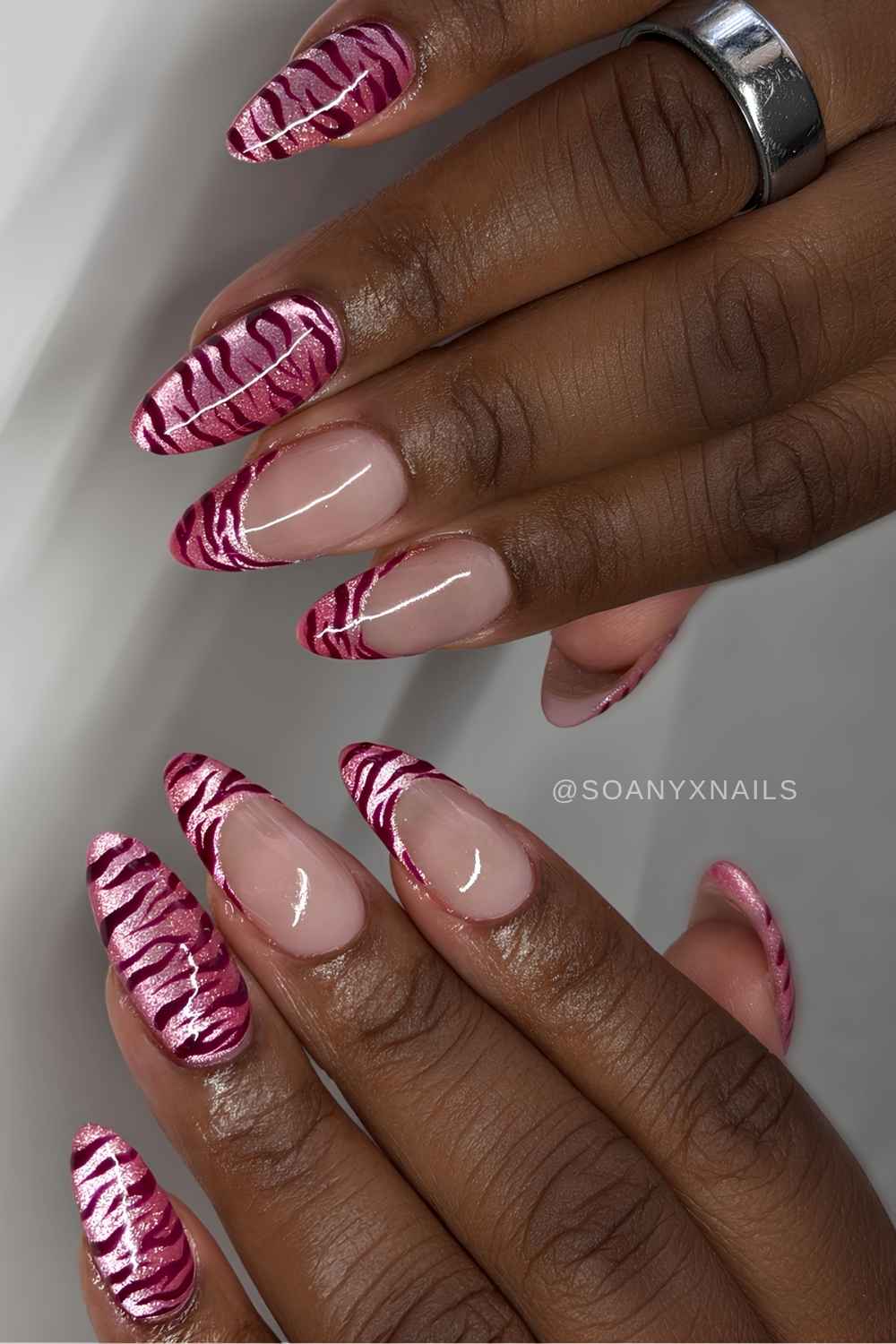 Knallig pinke cat eye naegel mit zebrastreifen
