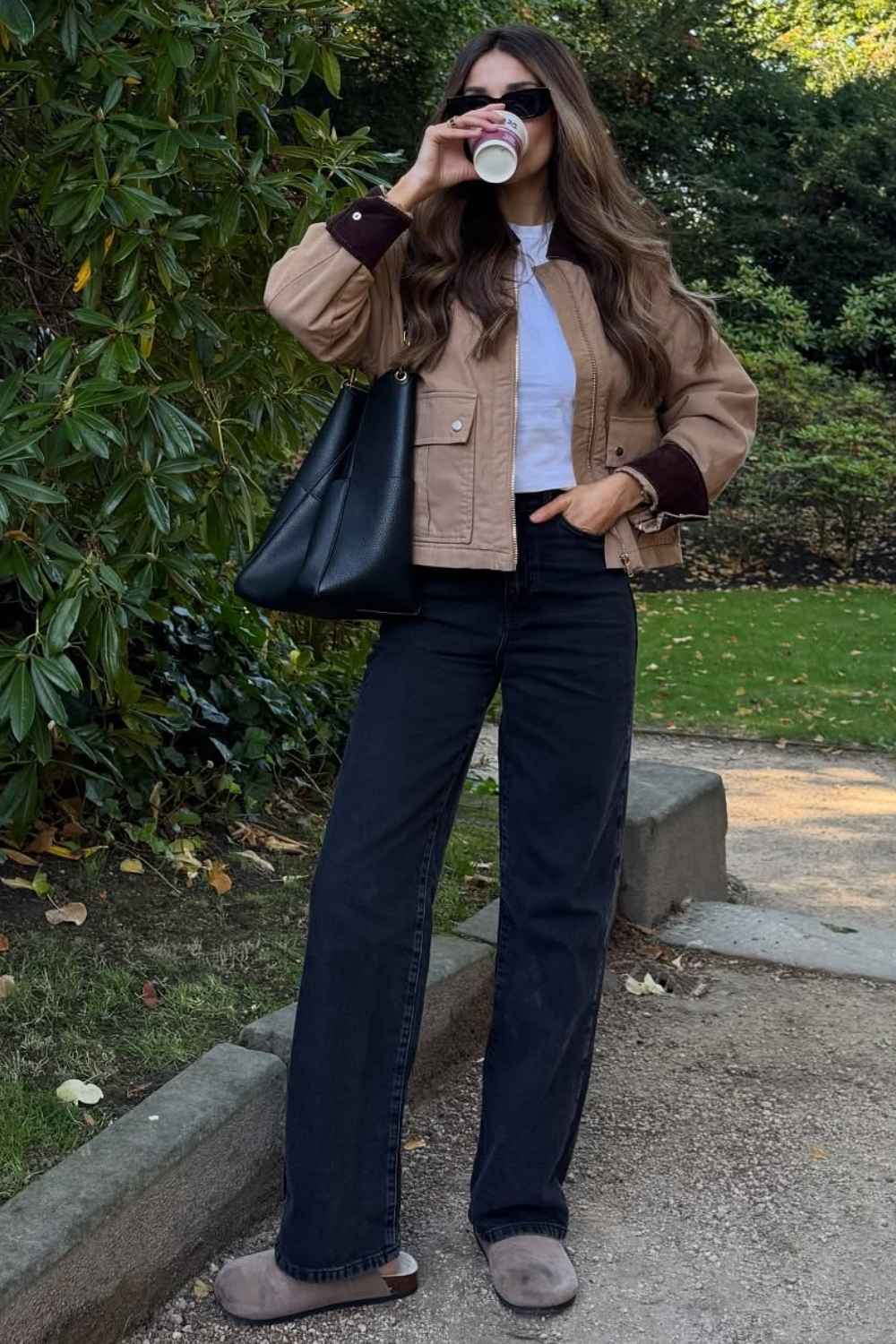 Kurze Barn Jacket mit schwarzer Wide Leg Jeans