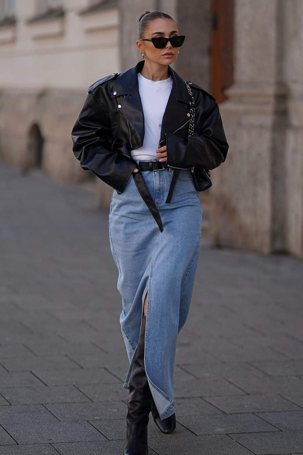 Kurze Lederjacke mit Jeans Maxirock