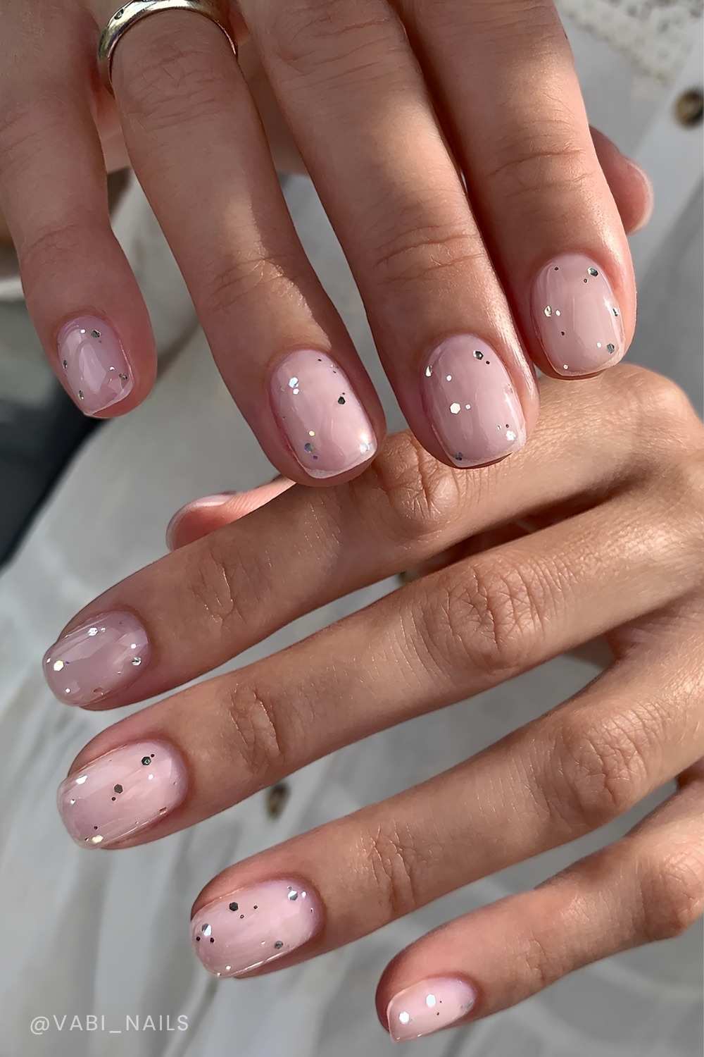 Kurze Nude Naegel mit Glitzer