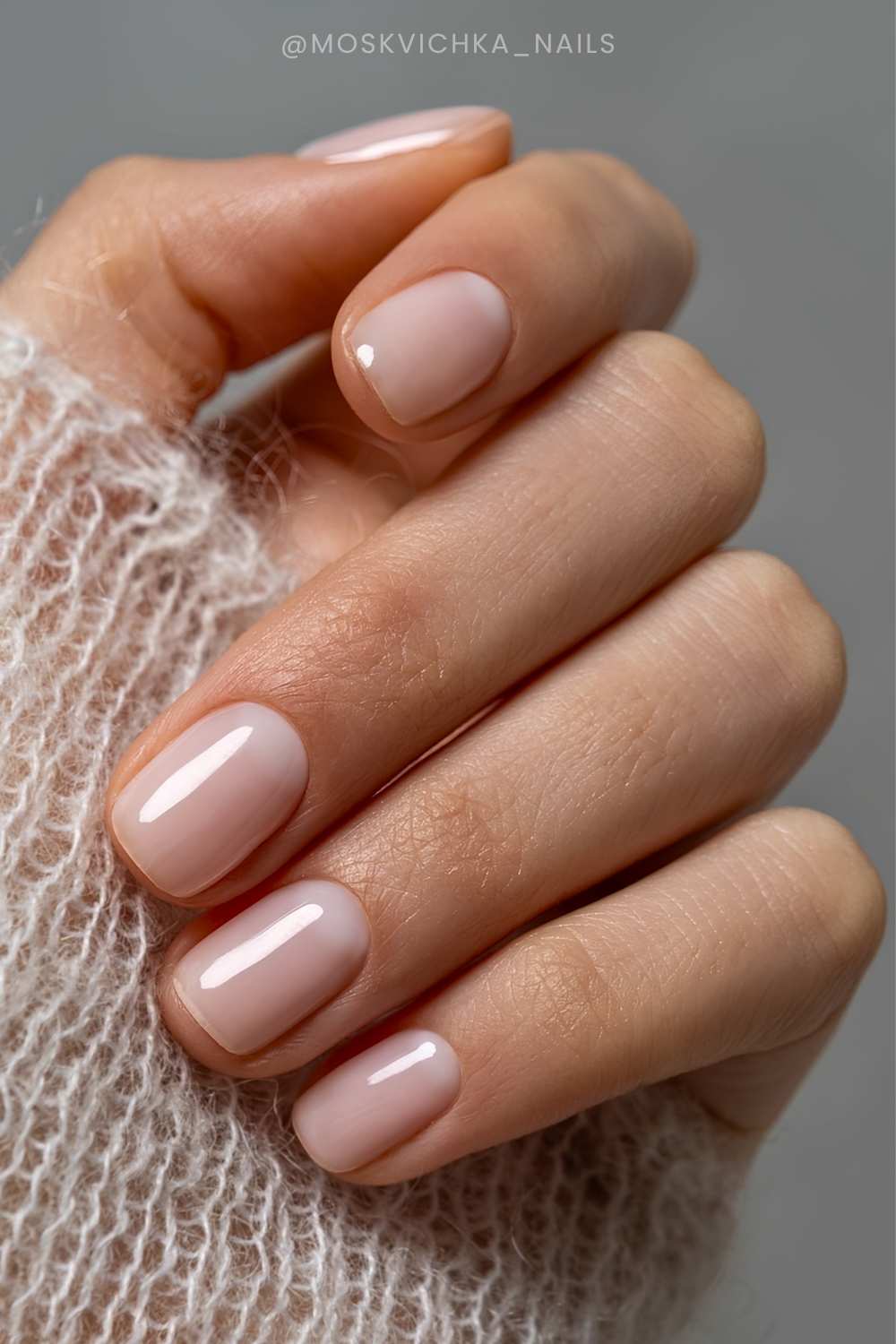 Kurze Nude Naegel mit Half Moon Design