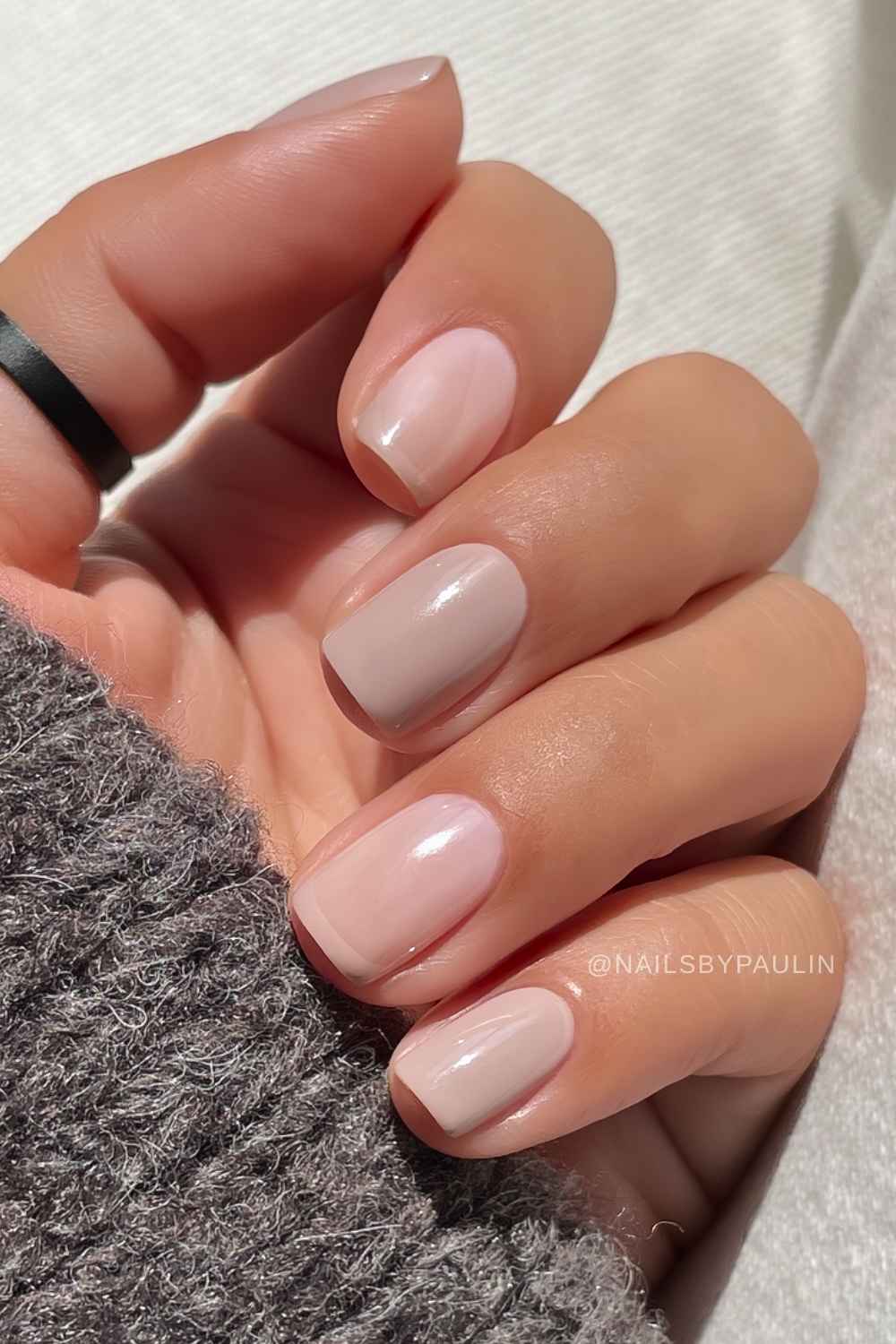 Kurze beige Naegel mit French Akzenten