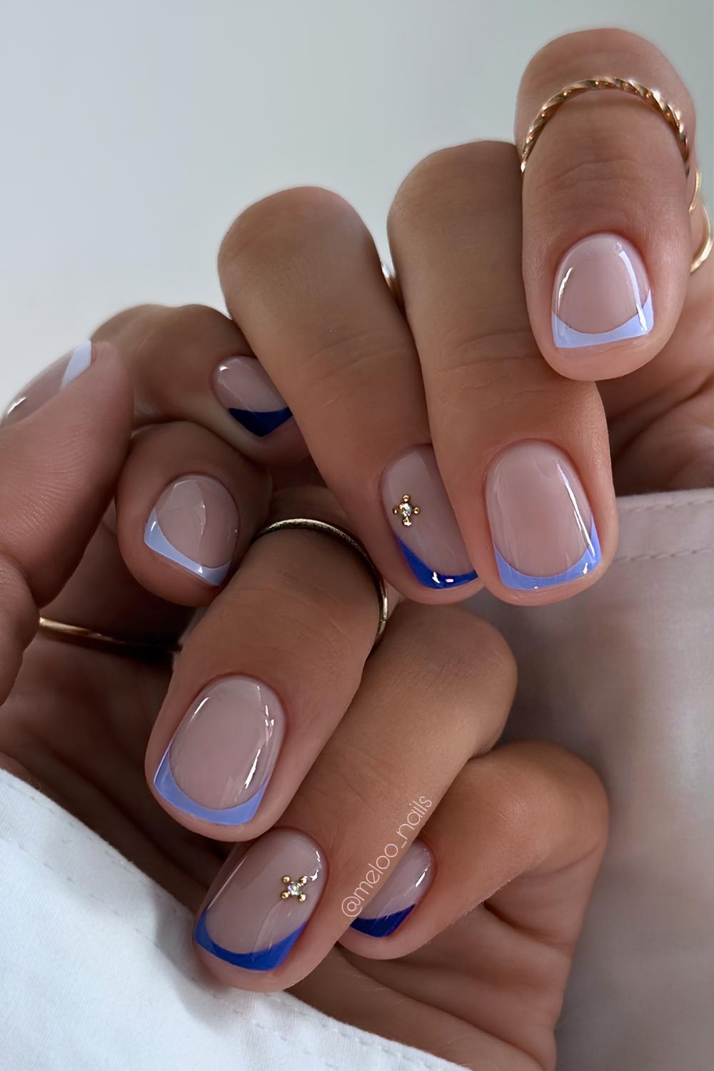 Kurze blaue Skittle French Nails