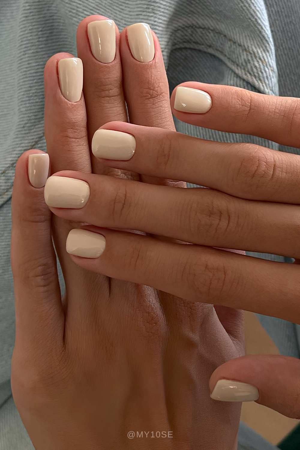 Kurze einfarbige beige Manikuere