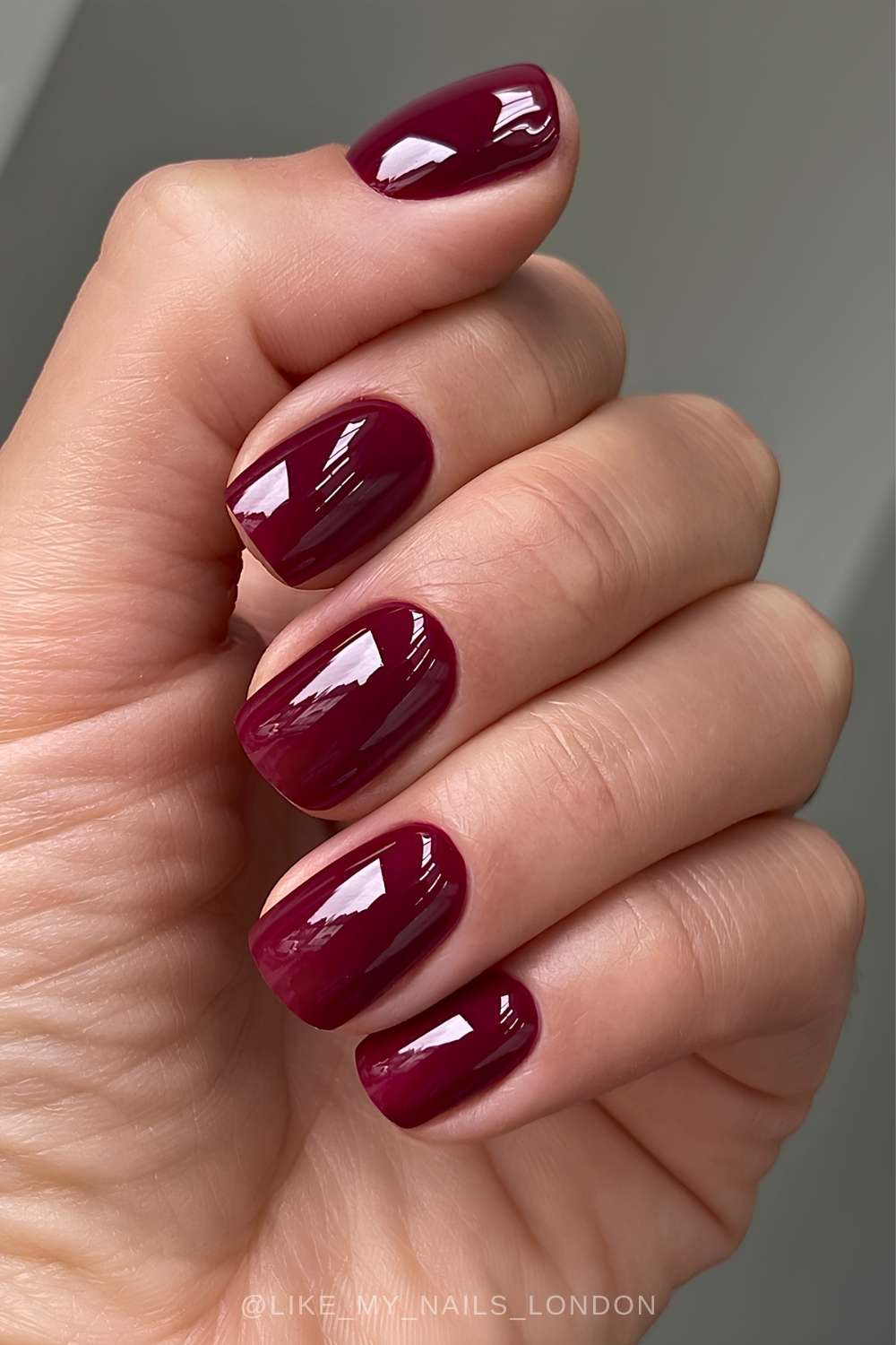 Kurze elegante dunkelrote Manikuere