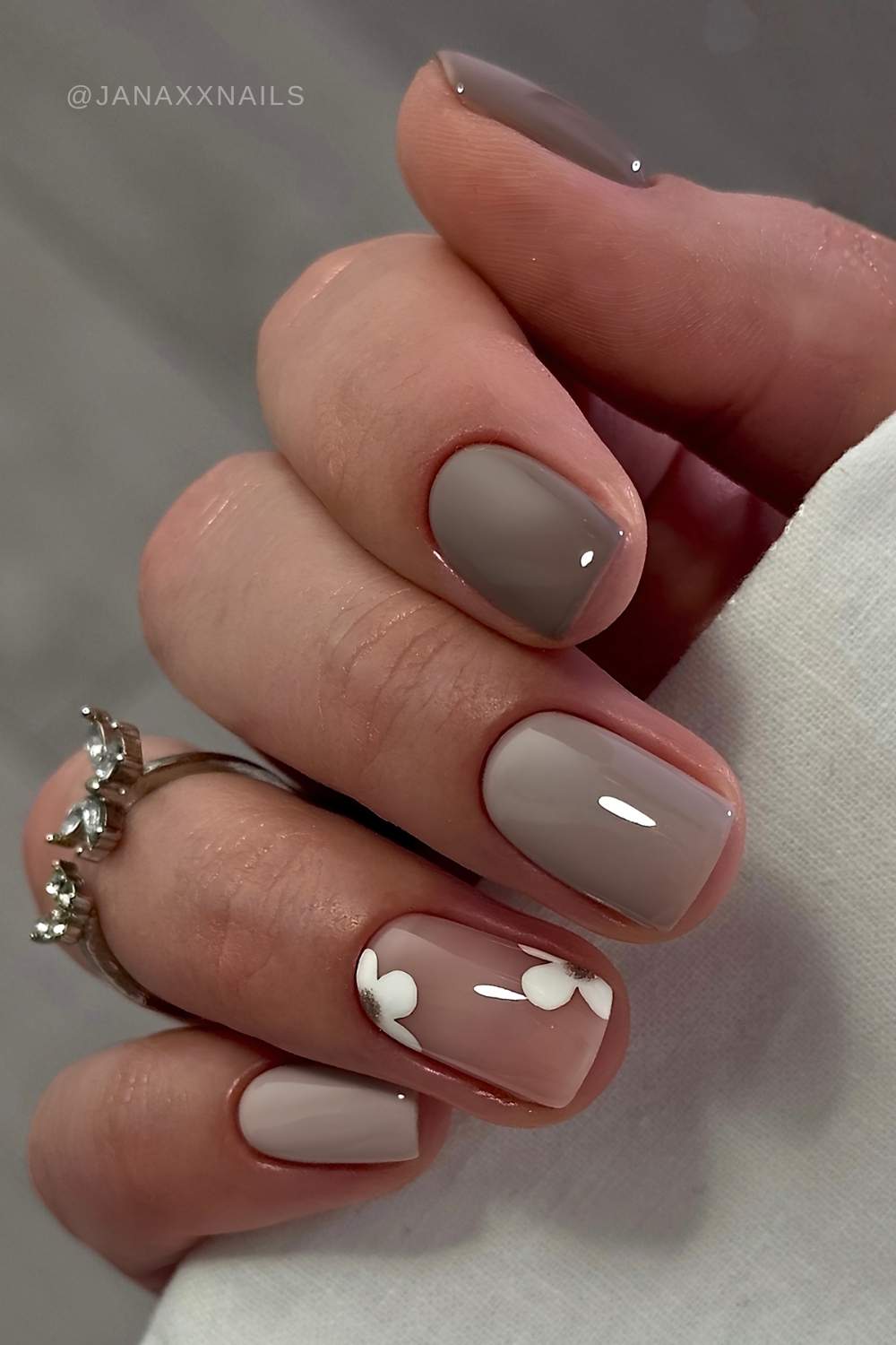 Kurze graue Mani mit weissen Blumen