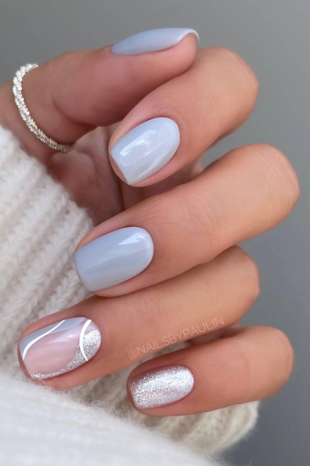 Kurze graue Naegel mit Silberglitzer