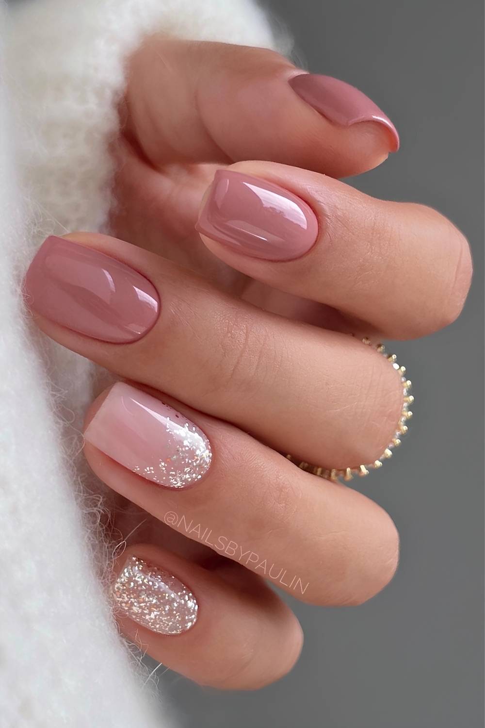 Kurze mauve Naegel mit Goldglitzer