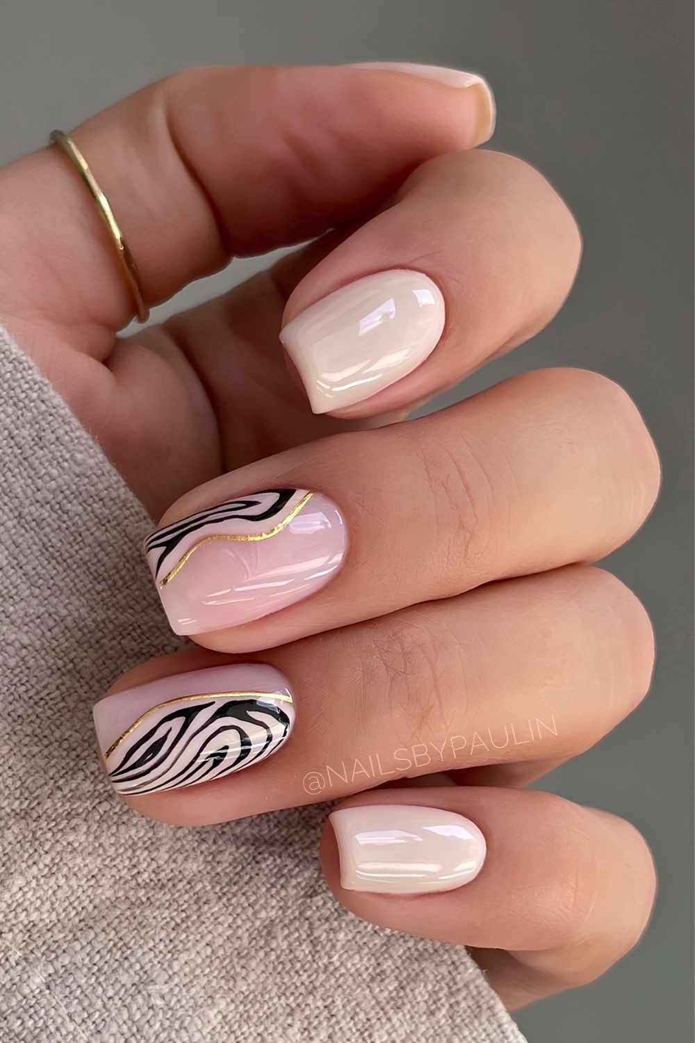Kurze neutrale Naegel mit Zebra Akzent