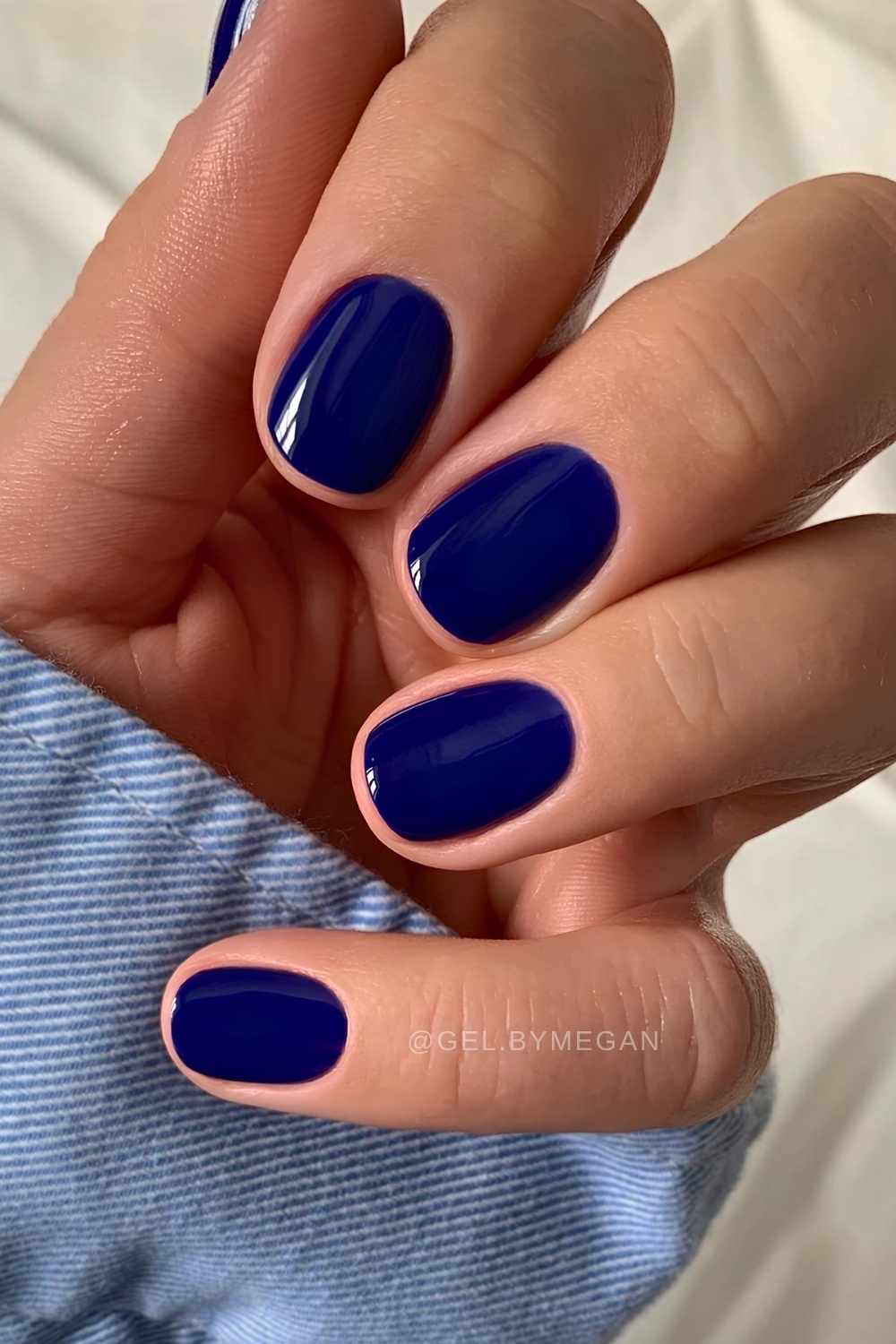 Kurze tiefblaue Manikuere