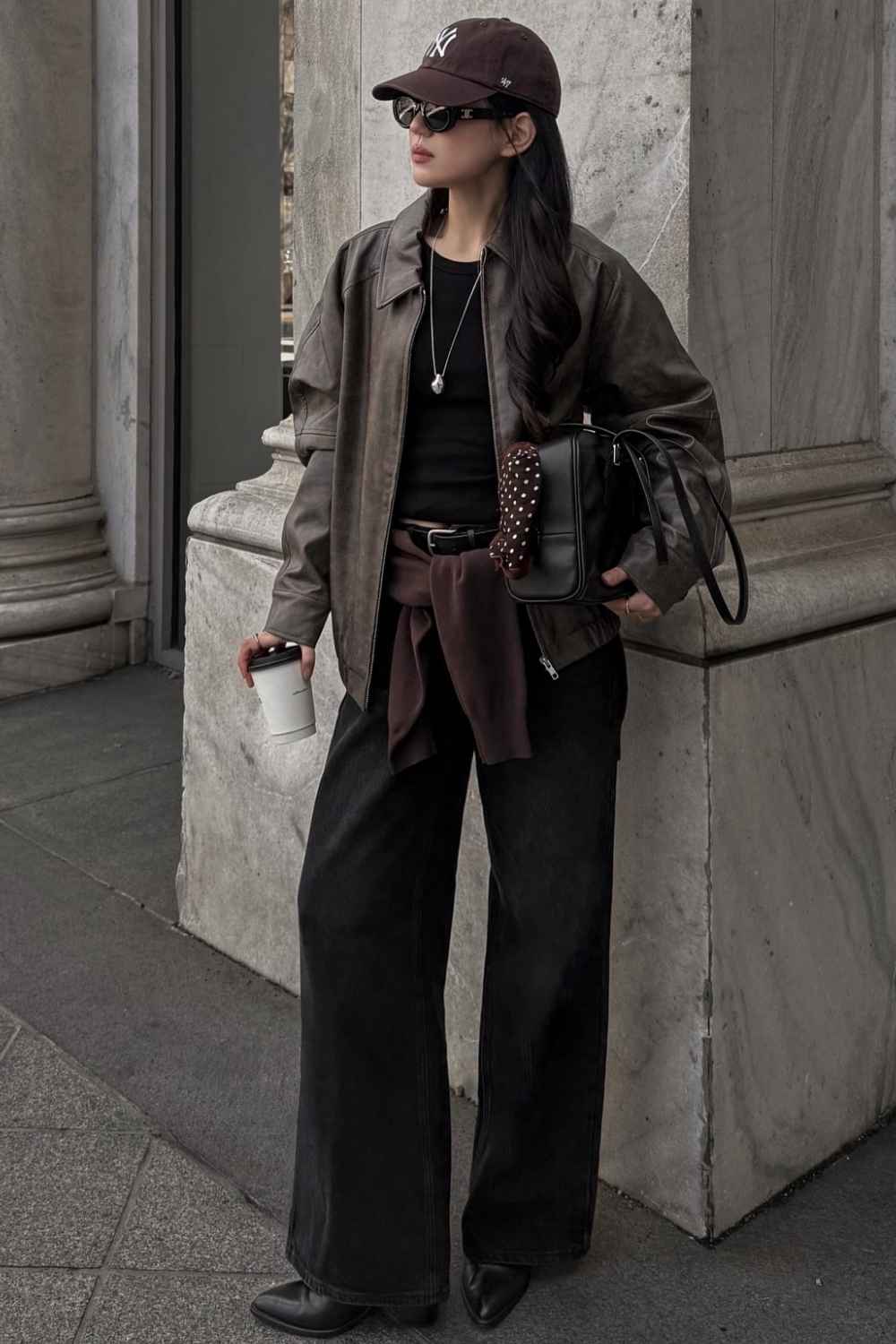 Lederjacke mit Baseballcap und schwarzer Jeans