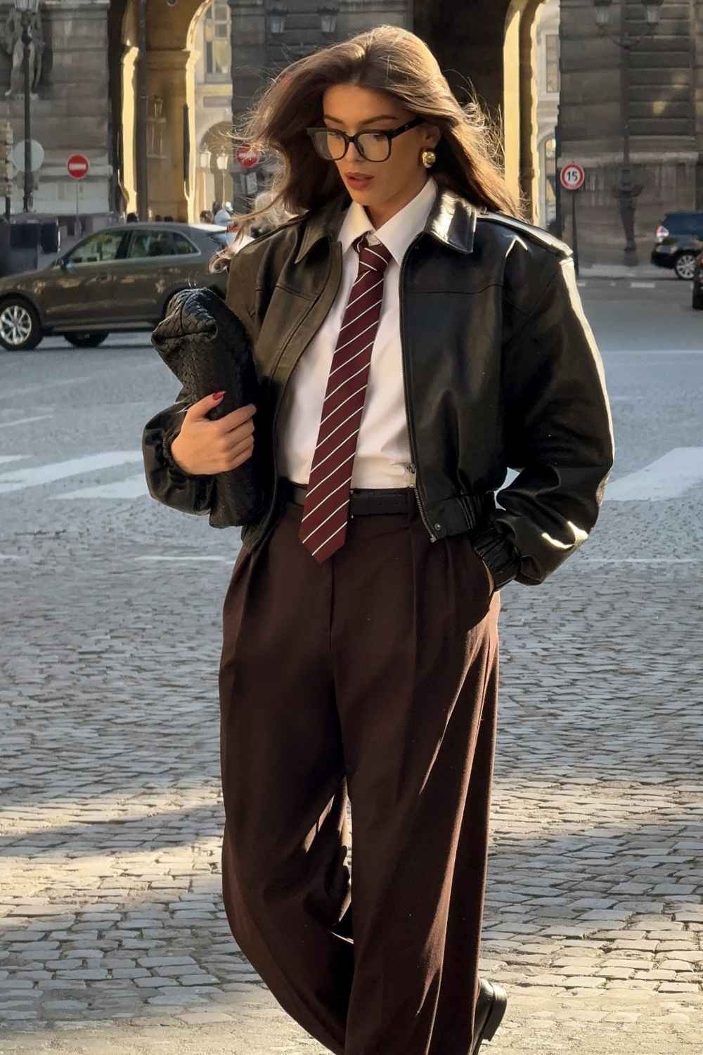 Lederjacke mit weissem Hemd und gestreifter Krawatte