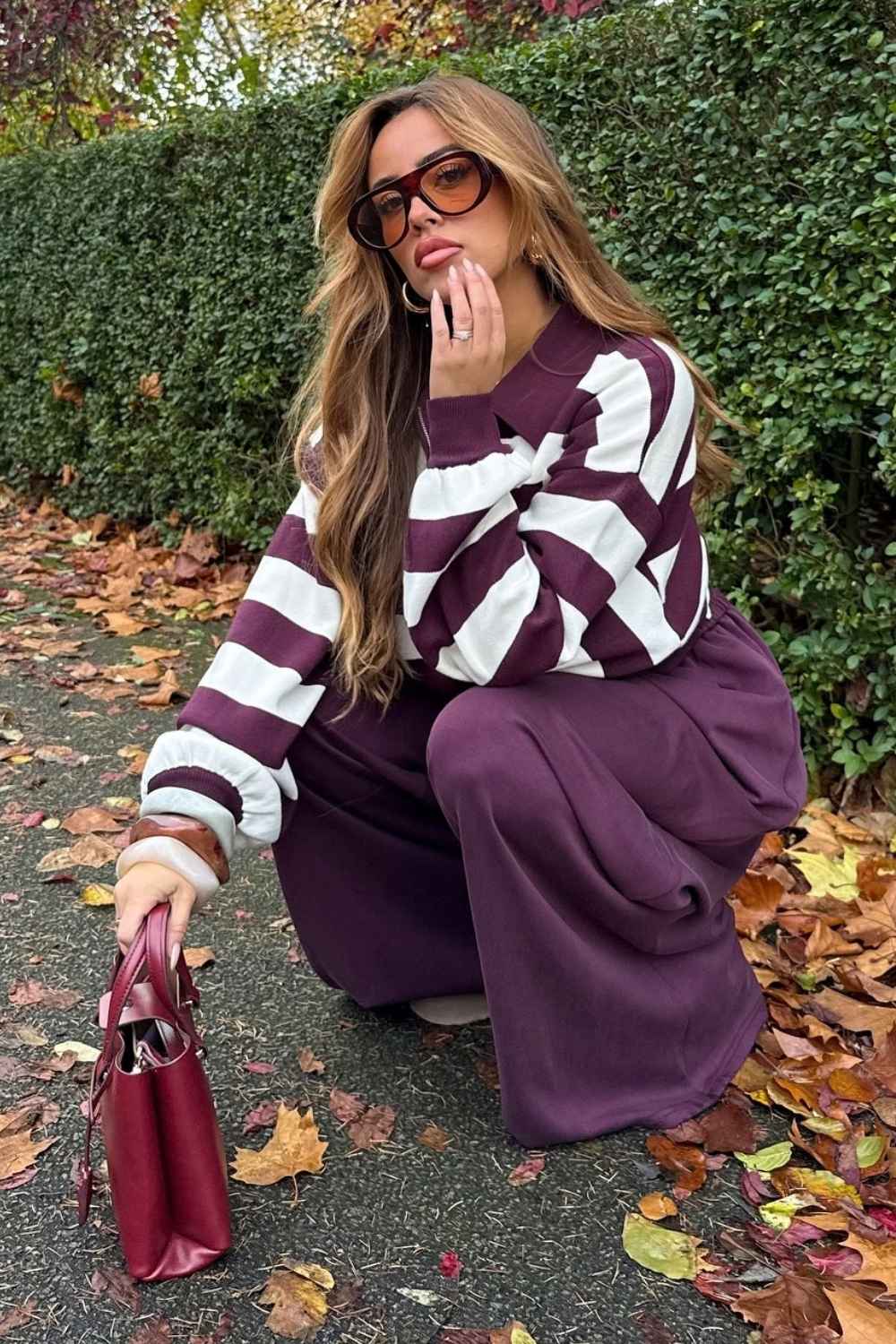 Lila Rugby Pullover mit Streifen und passender Jogginghose