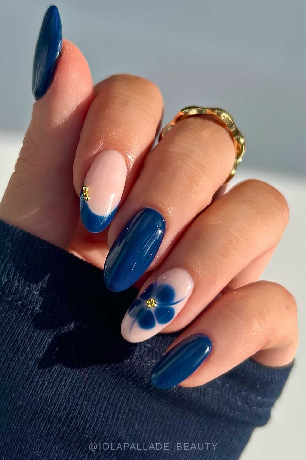 Marineblaue Mani mit Blooming Gel Blumen und Goldperlen