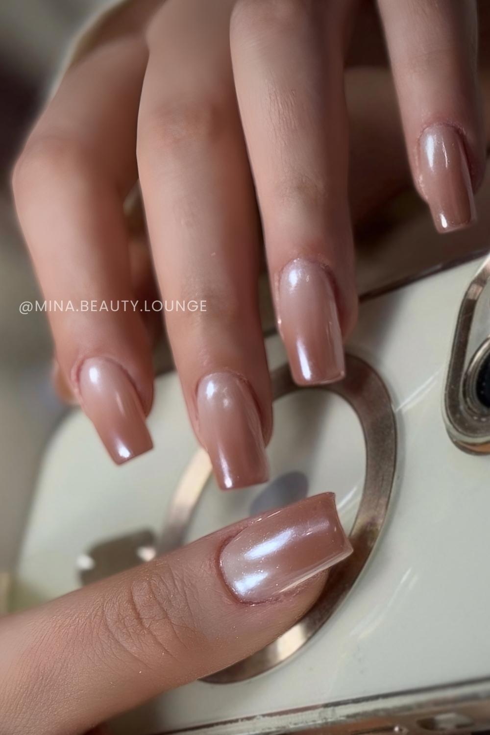 Mocha Nude Ombre mit Chrome