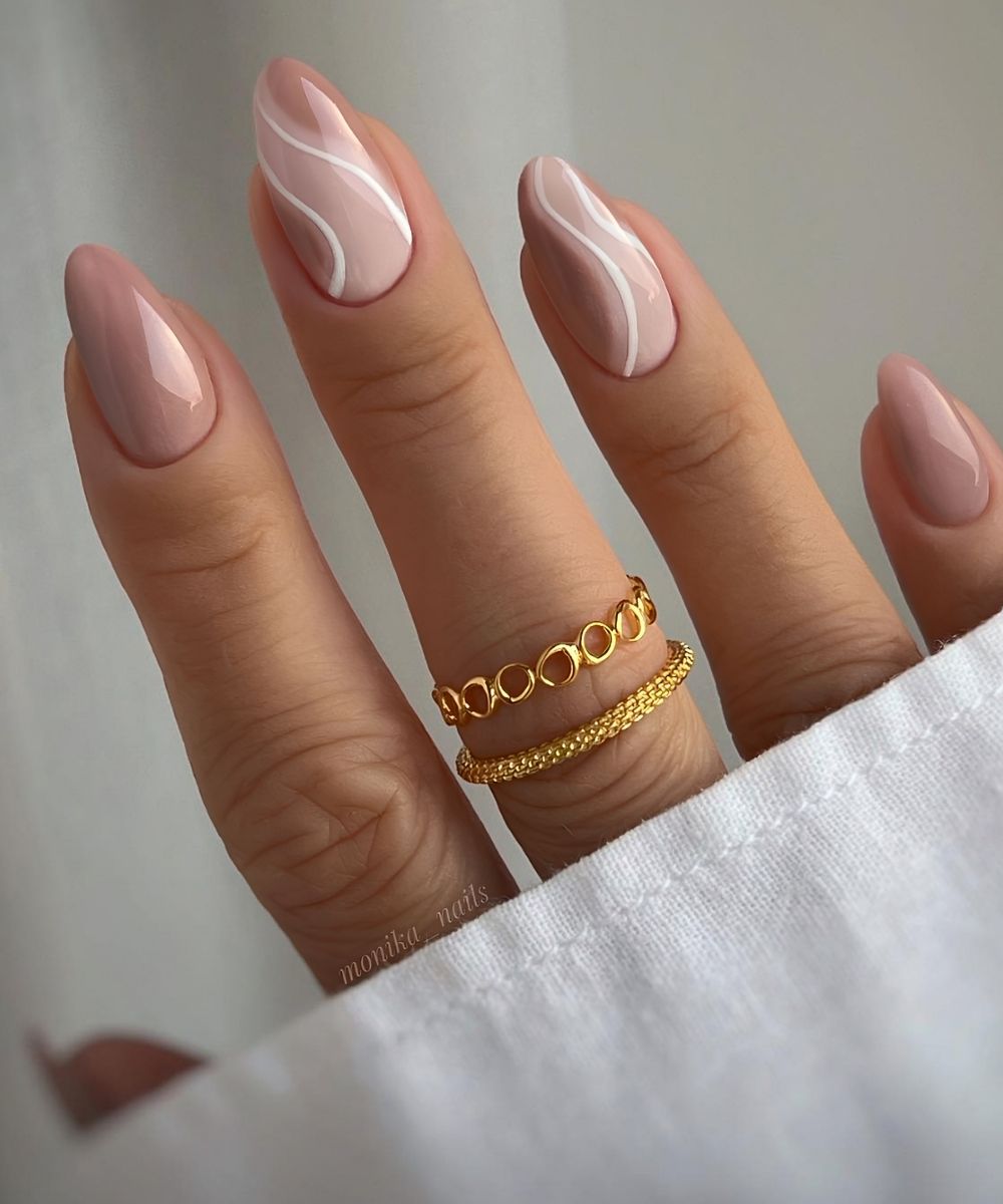 Mocha braune Naegel mit Negative Space