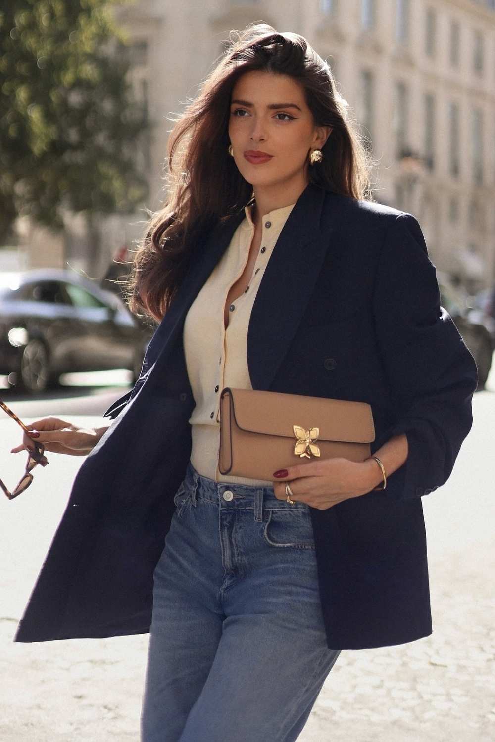 Navy Blazer mit Strick und heller Jeans