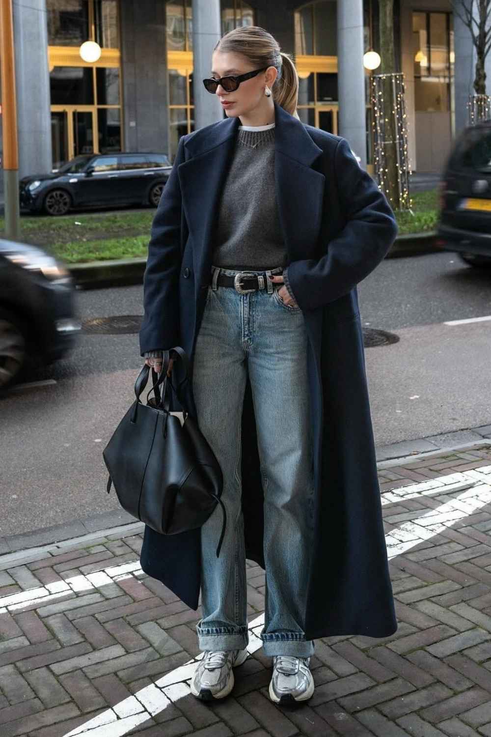 Navy Maximaentel mit grauem Pullover und Baggy Jeans