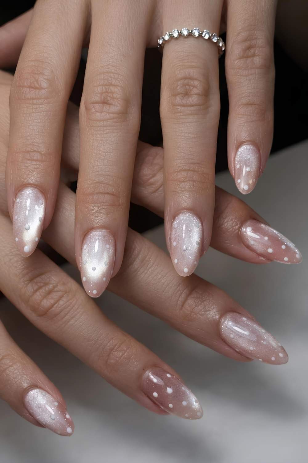 Neutrale Cat Eye Naegel mit Punkten