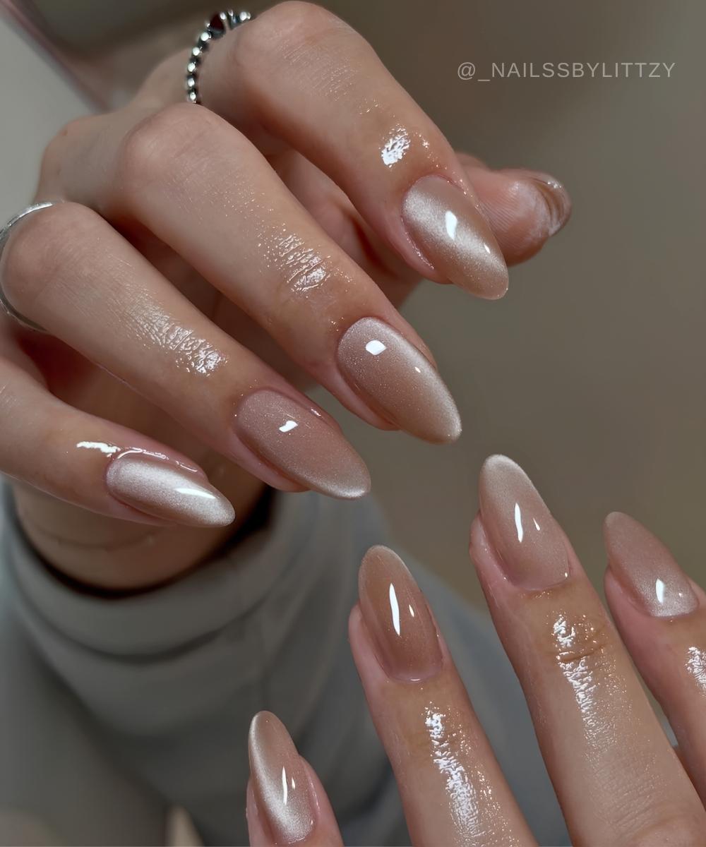 Neutrale Mandel Cat Eye Naegel