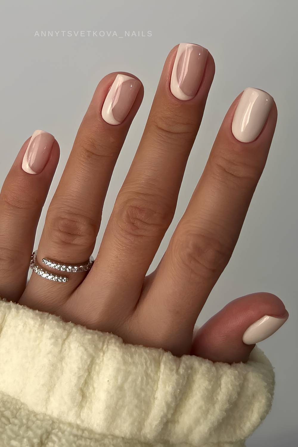 Neutrale Naegel mit Negative Space Design