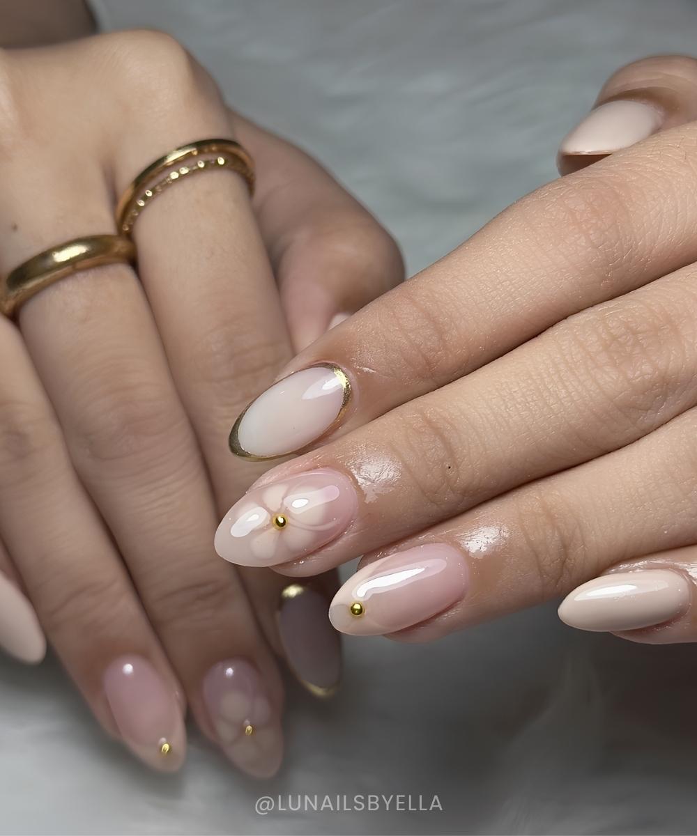 Nude Naegel mit Blooming Gel Blumen