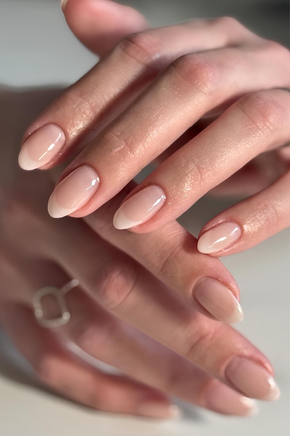 Nude Naegel mit soften French Tips