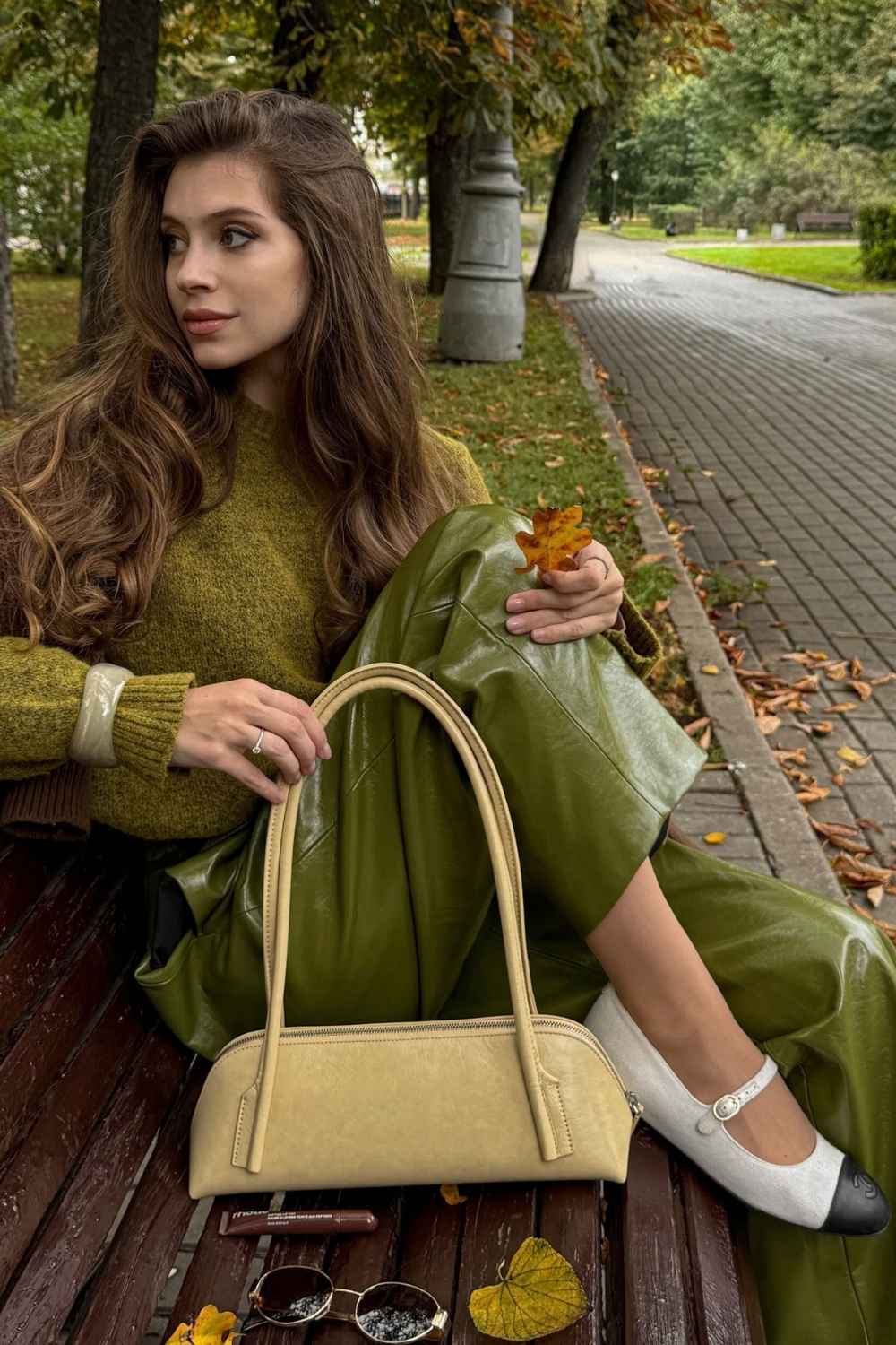 Oliv Pullover mit gruener Lederhose und Mary Janes