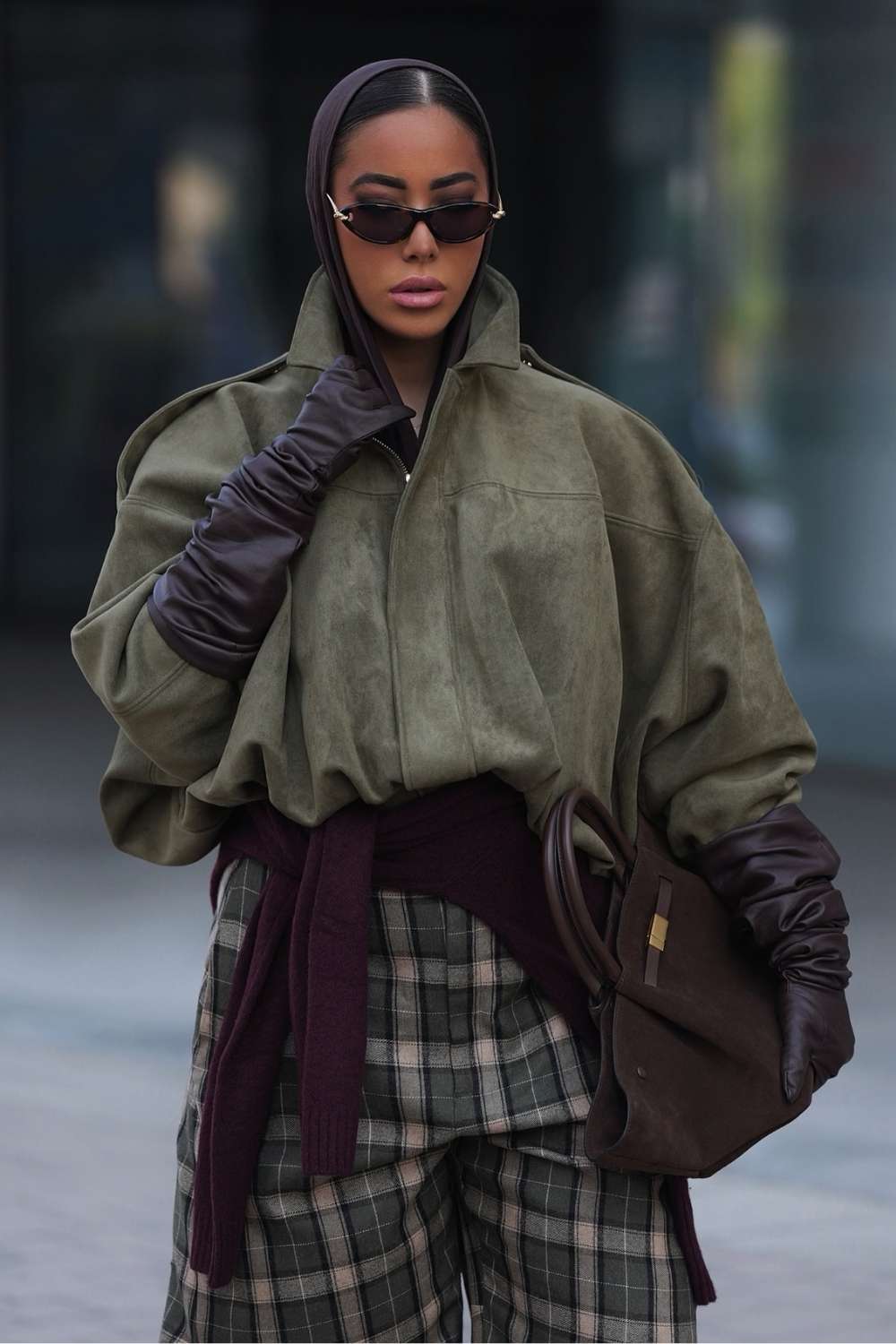 Oliv Wildlederjacke mit Handschuhen und Karohose