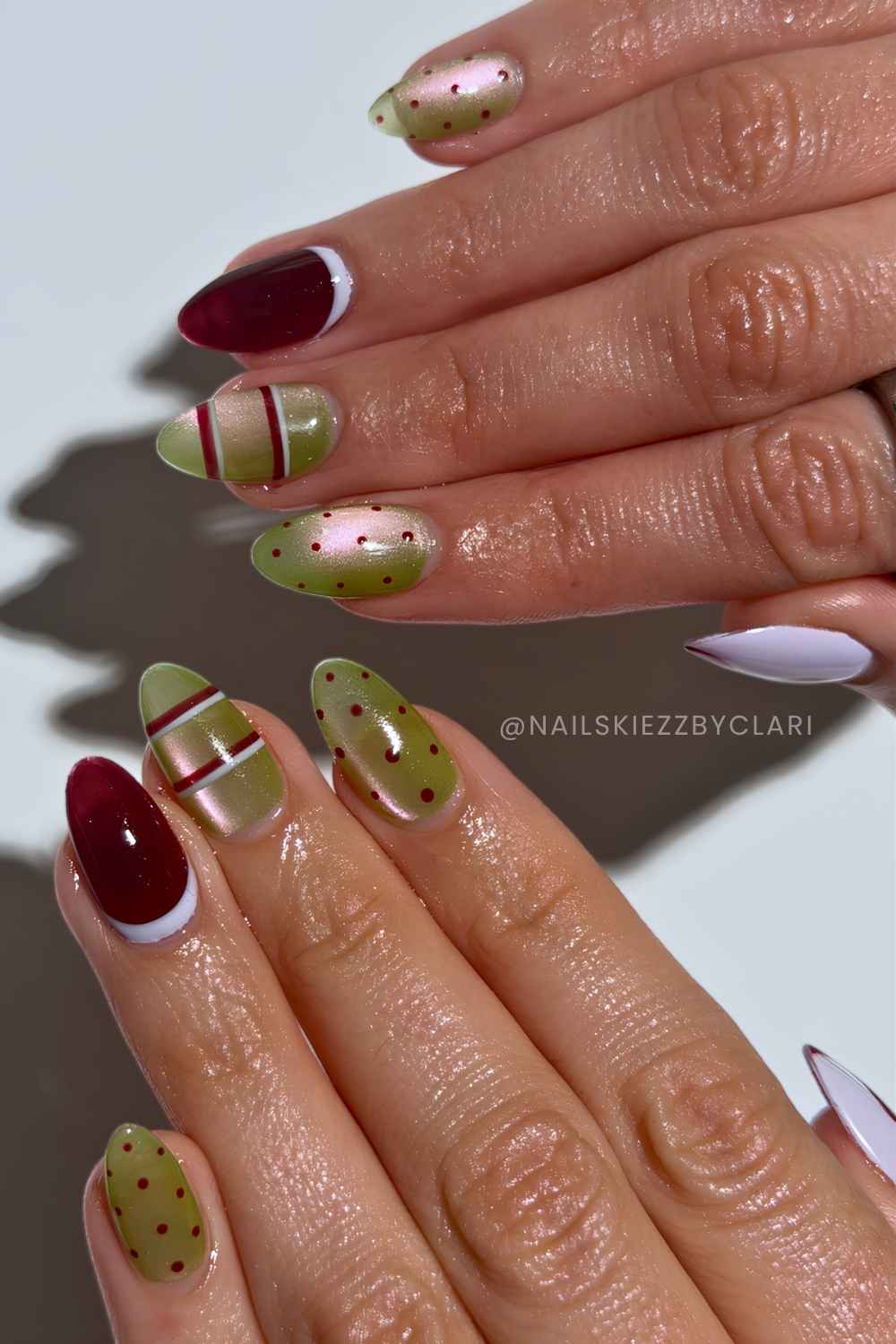 Olivgruene und burgundy cat eye mani mit sternen und punkten