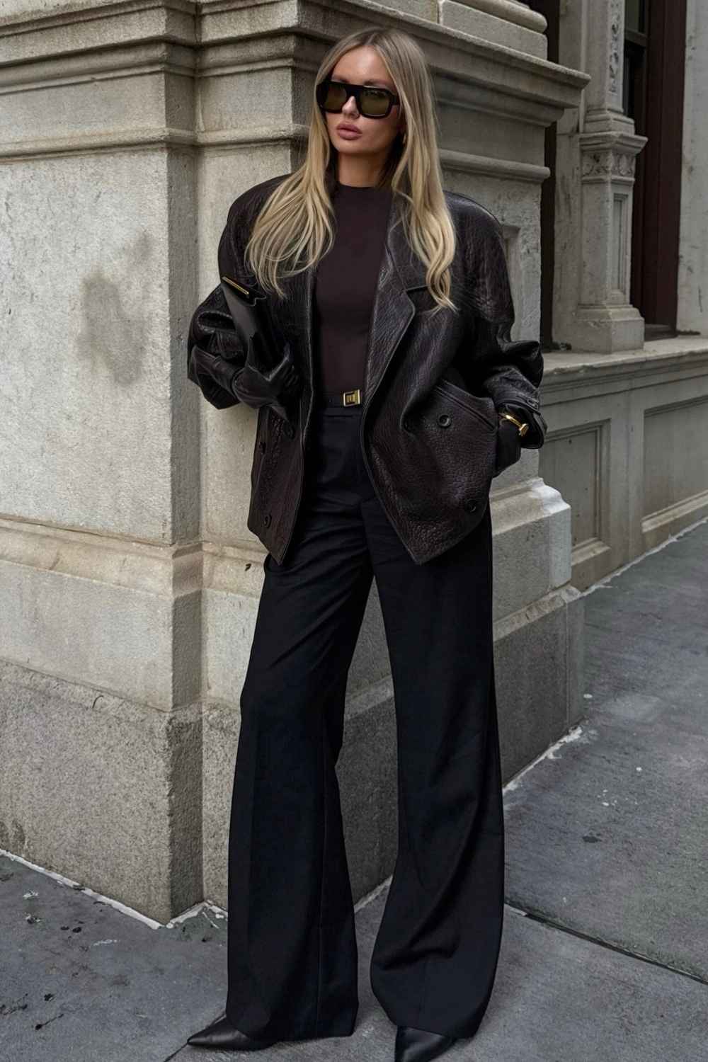 Oversize Lederblazer mit schwarzer weiter Hose