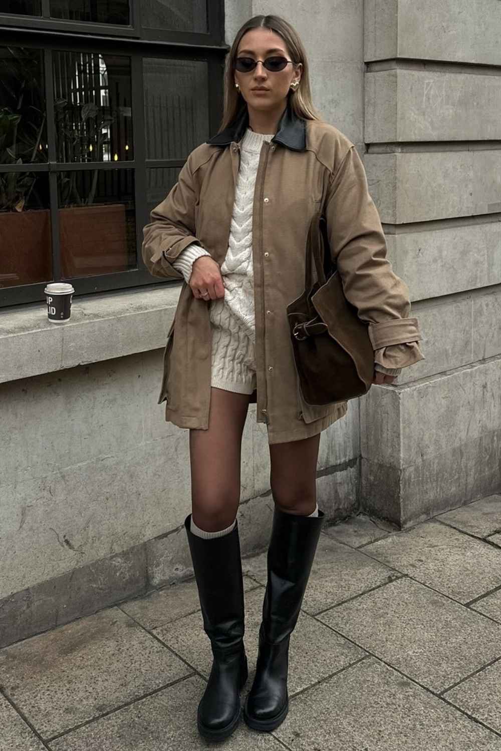 Oversized Barn Jacket mit Zopfstrick und schwarzen Stiefeln