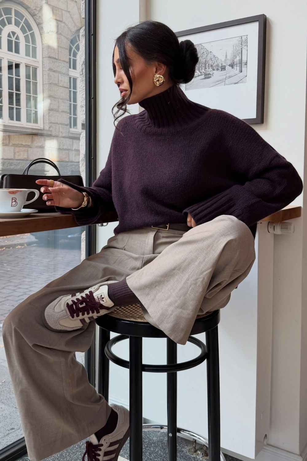 Pflaumenfarbener Rollkragenpullover mit weiter Hose