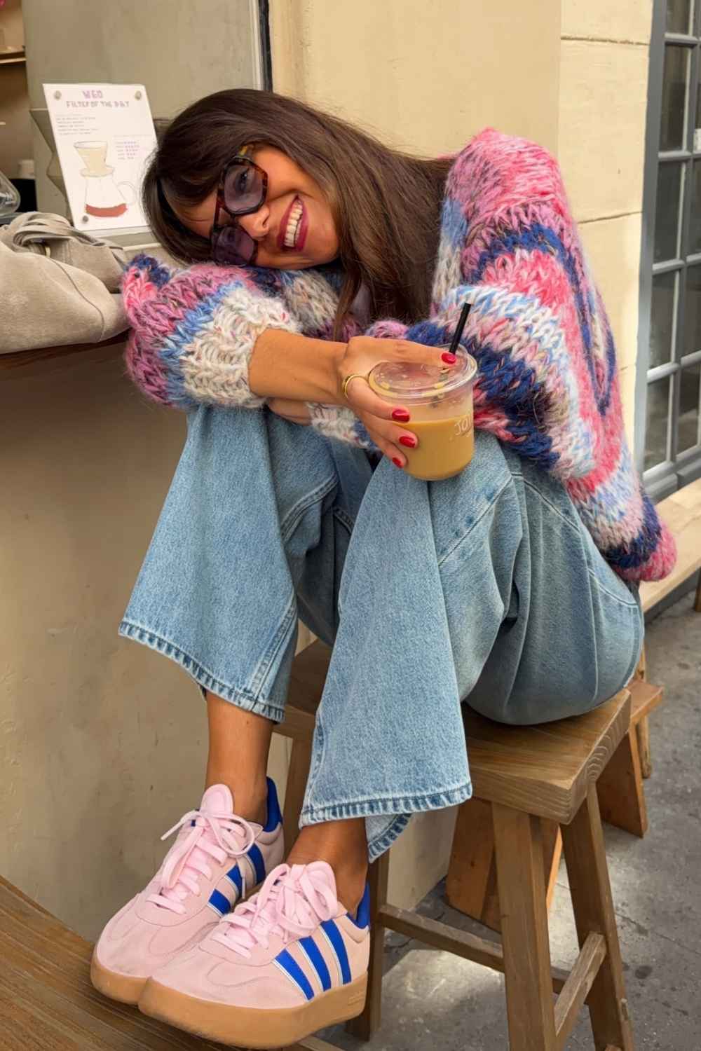 Pink blauer Grobstrick Cardigan mit Jeans