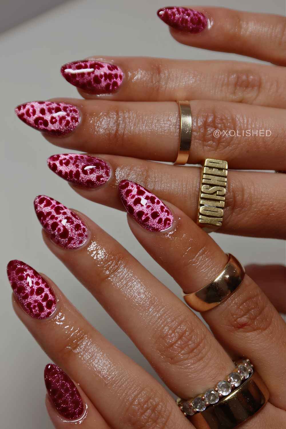 Pinke velvet naegel mit gepardenmuster