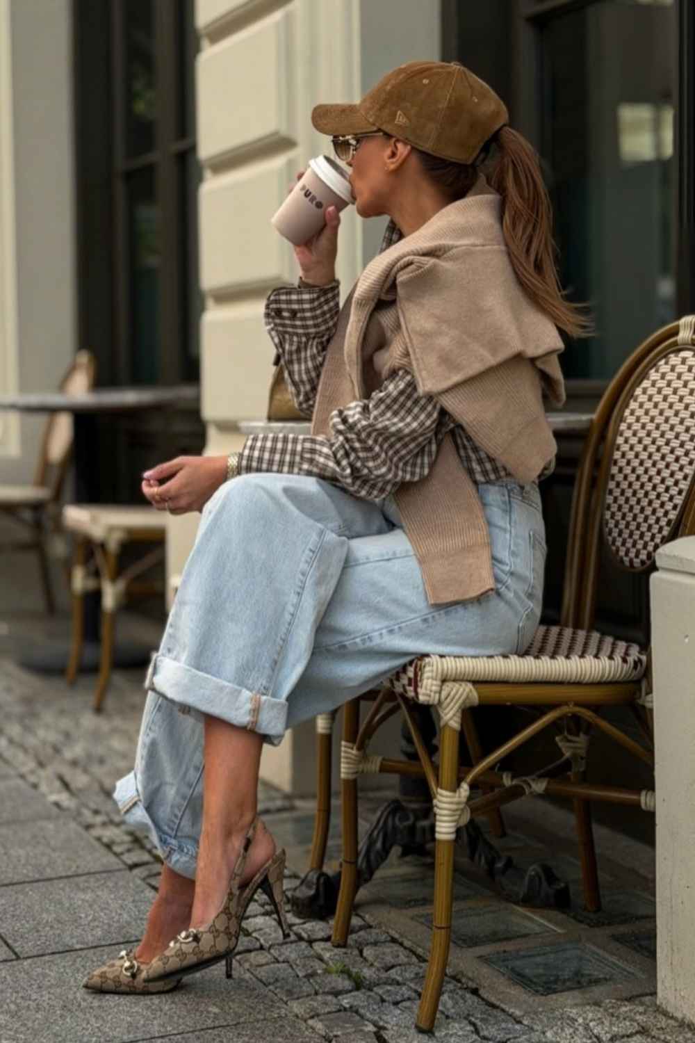 Pullover ueber Gingham Hemd mit Baggy Jeans