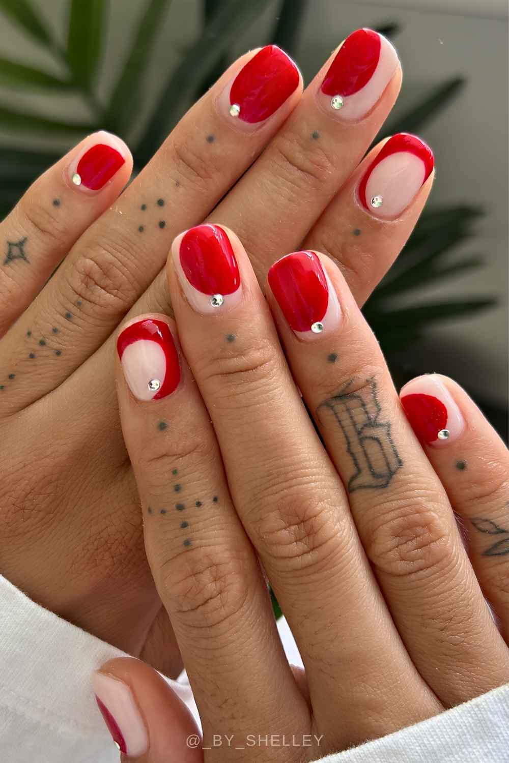 Rote Negative Space Naegel mit Steinen