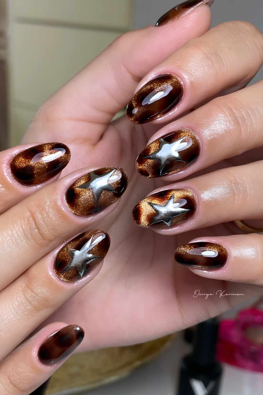 Schildpatt cat eye manikuere mit silbernen sternen